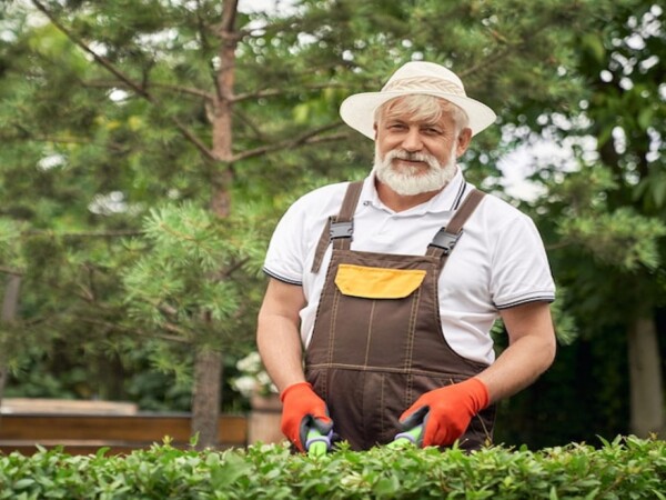 HOMEM CORTANDO JARDIM TESOURA